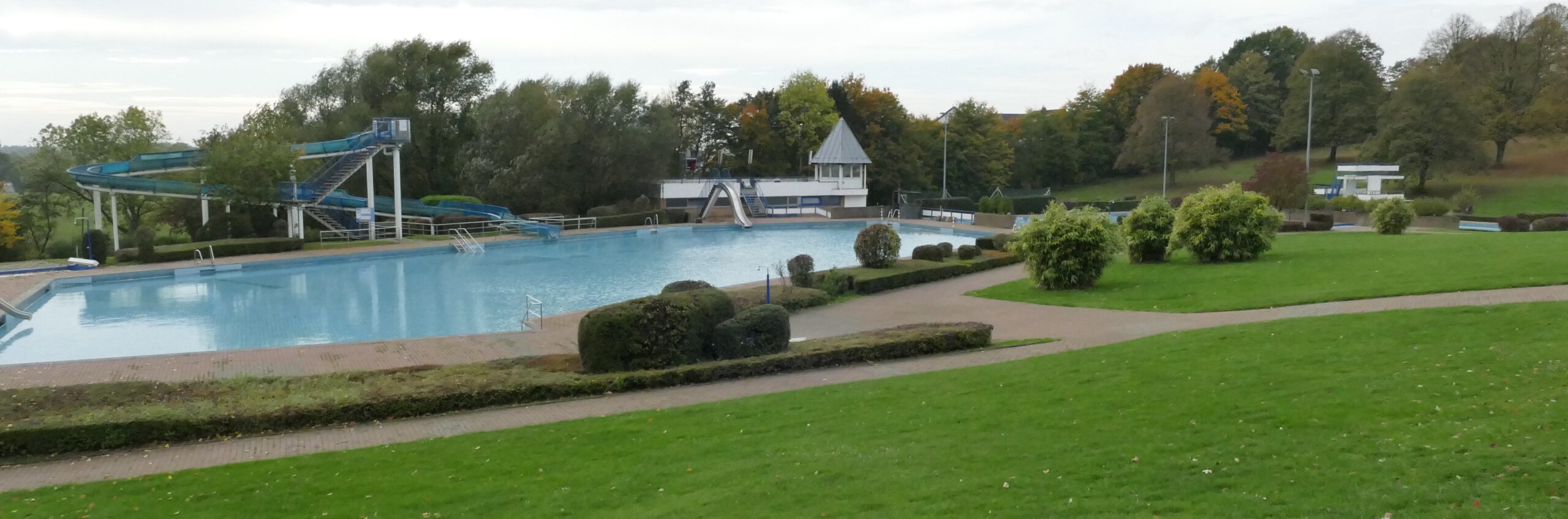 Heljensbad, Außenschwimmbecken und Liegewiese