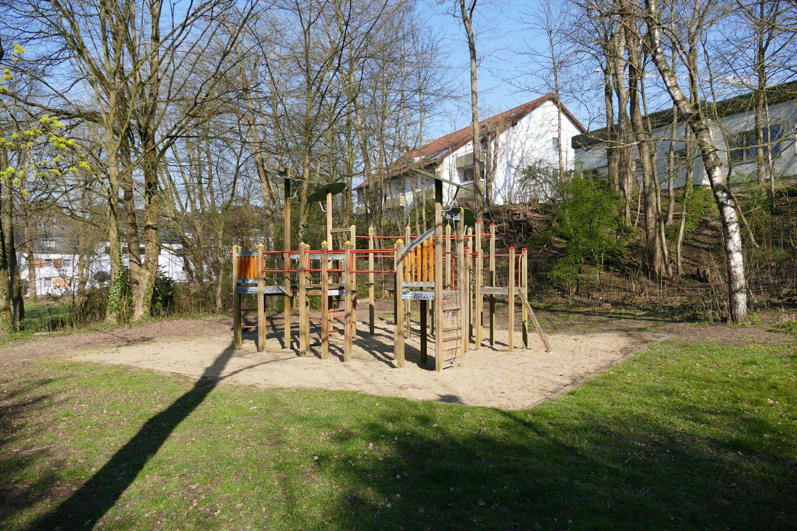 Spielgerüst und Sandspielbereich auf dem Spielplatz Gartenstraße