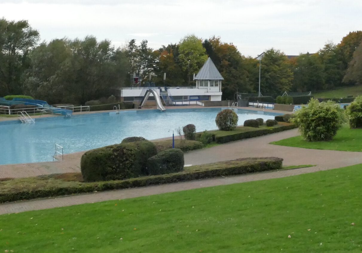 Heljensbad, Außenschwimmbecken und Liegewiese