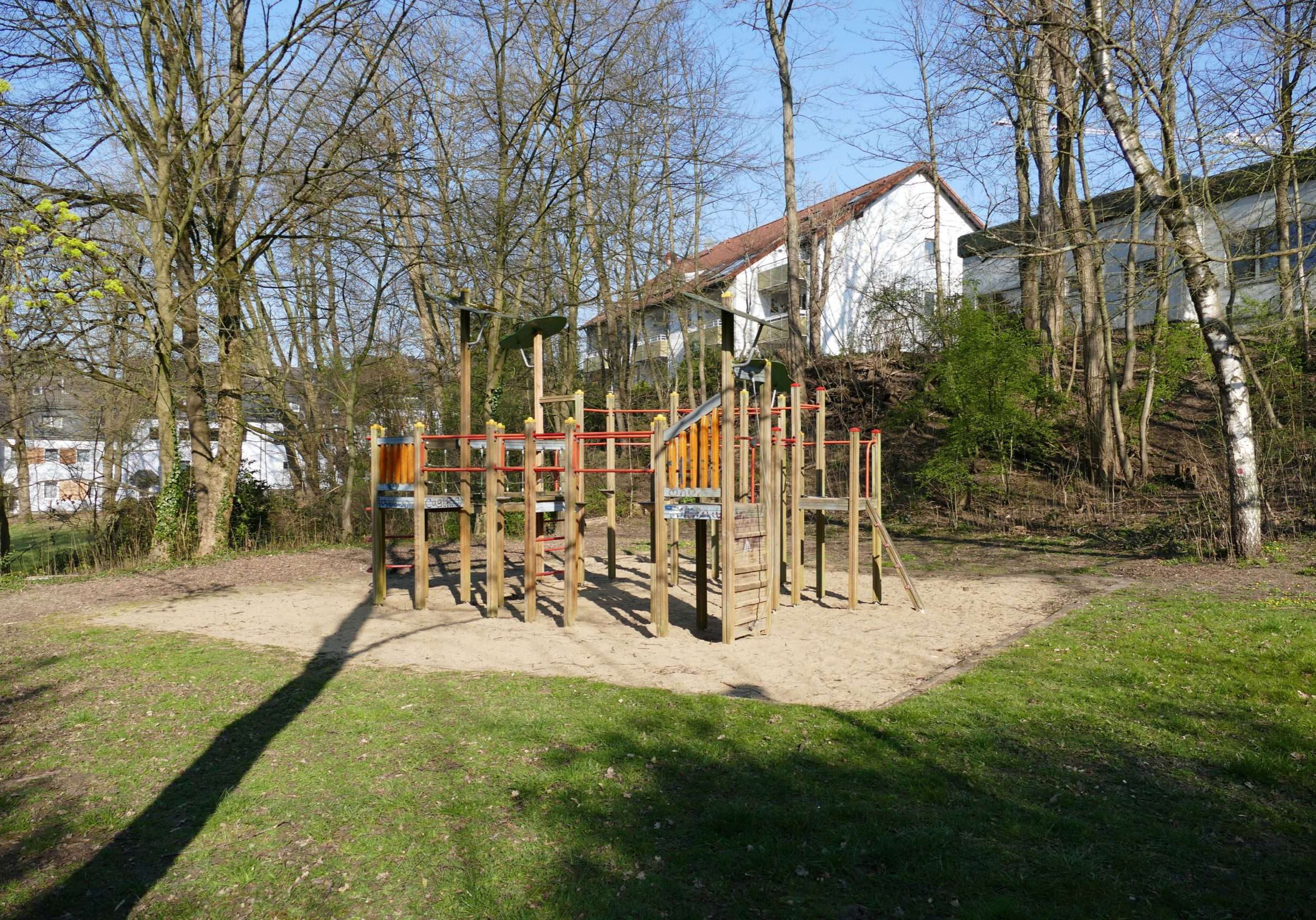 Spielgerüst und Sandspielbereich auf dem Spielplatz Gartenstraße